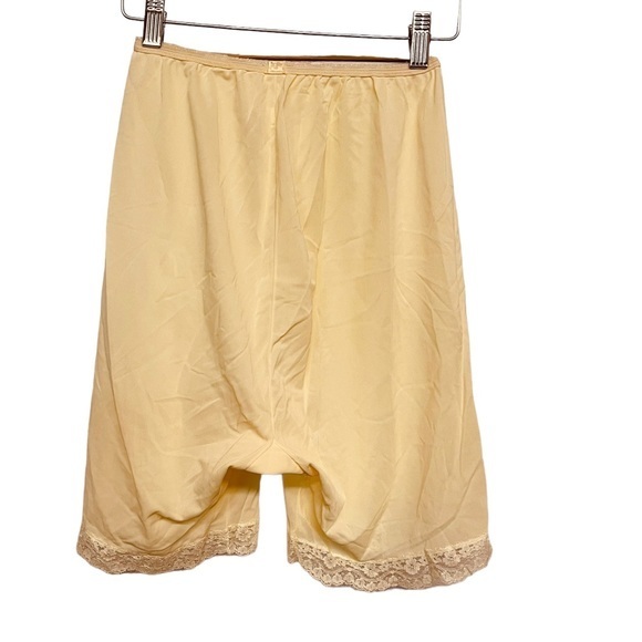 VASSARETTE Vintage Sleep Shorts Yellow Lace Trim Size (6) Small - Picture 2 of 5
